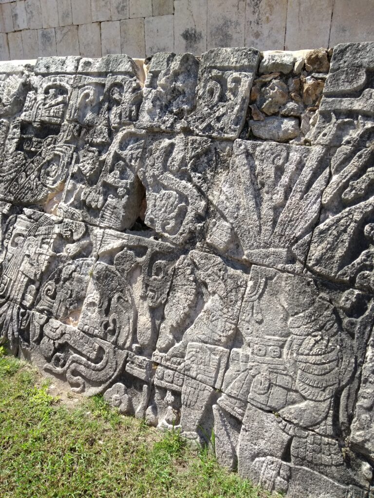 Sacrificio representado en el Gran Juego de Pelota, Chichén Itzá, Yucatán.