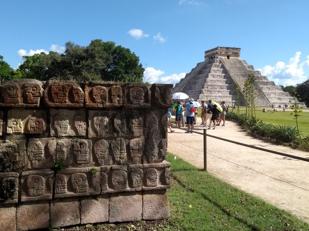 Tzompantli con El Castillo, Chichén Itzá, Yucatán.