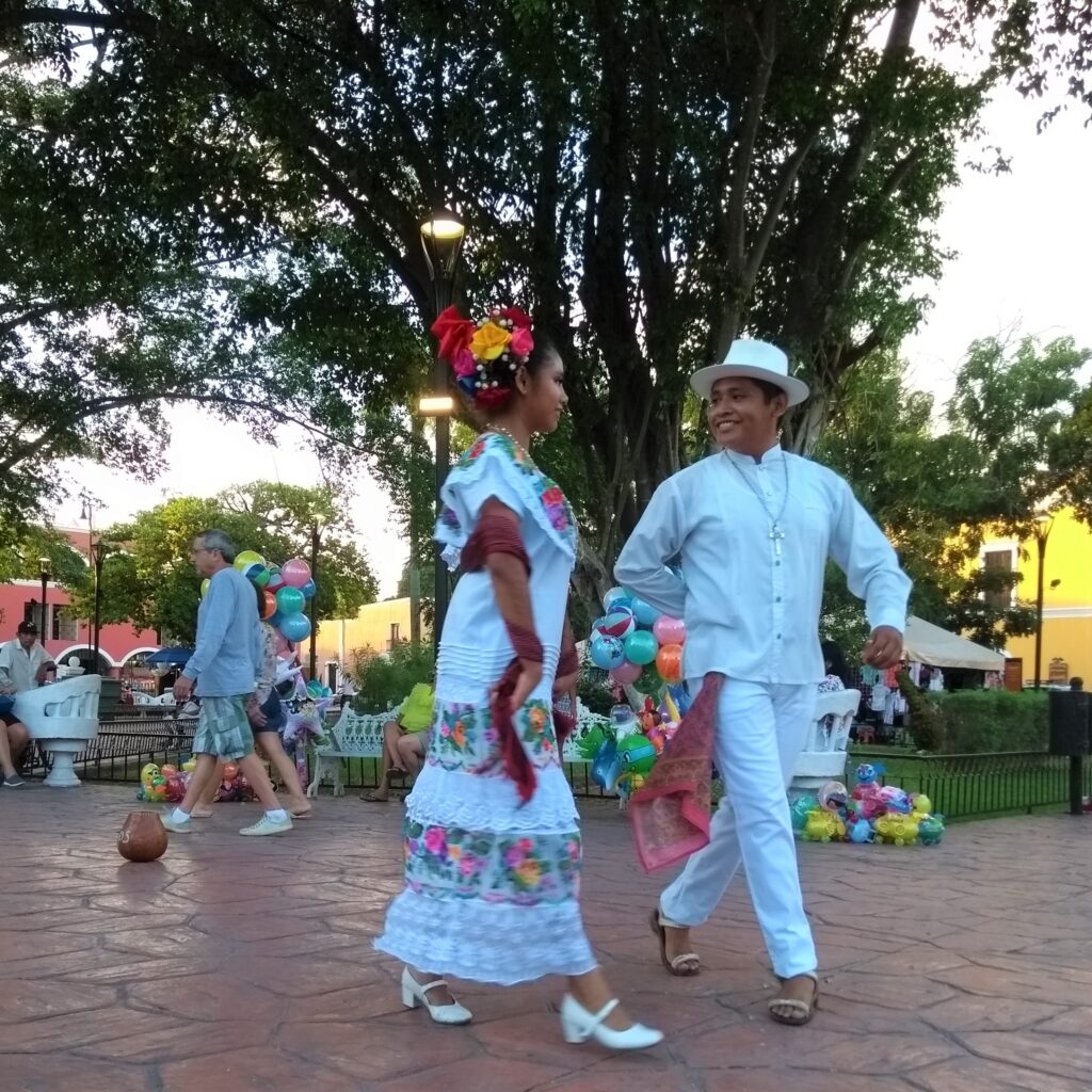 Jarana, danza tradicional yucateca en la plaza principal de Valladolid.